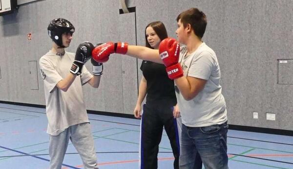 Weltmeisterin bringt Kindern das Kickboxen bei